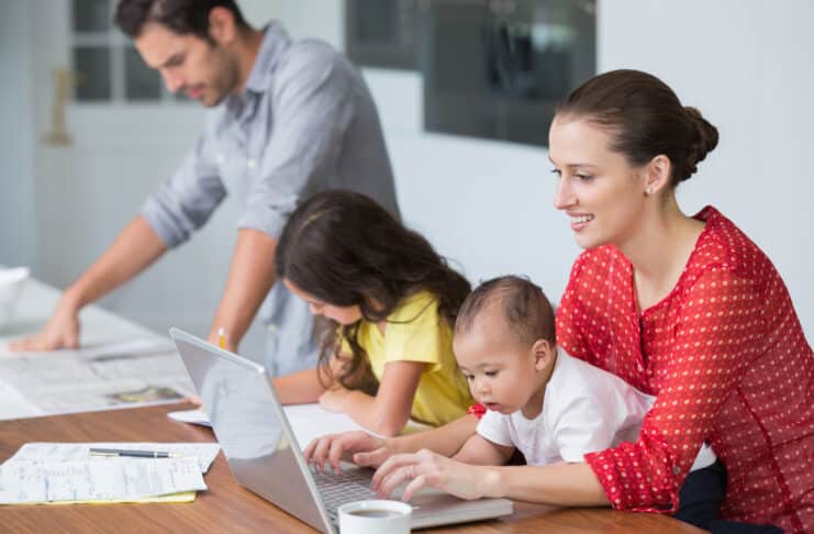 Si on peut travailler de chez soi, pourquoi aller « au bureau » credit Depositphotos